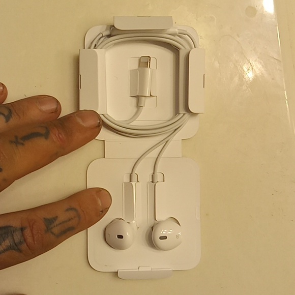 APPLE Stock earbude.NIB.white in original case!iPhone Only. - Picture 3 of 6